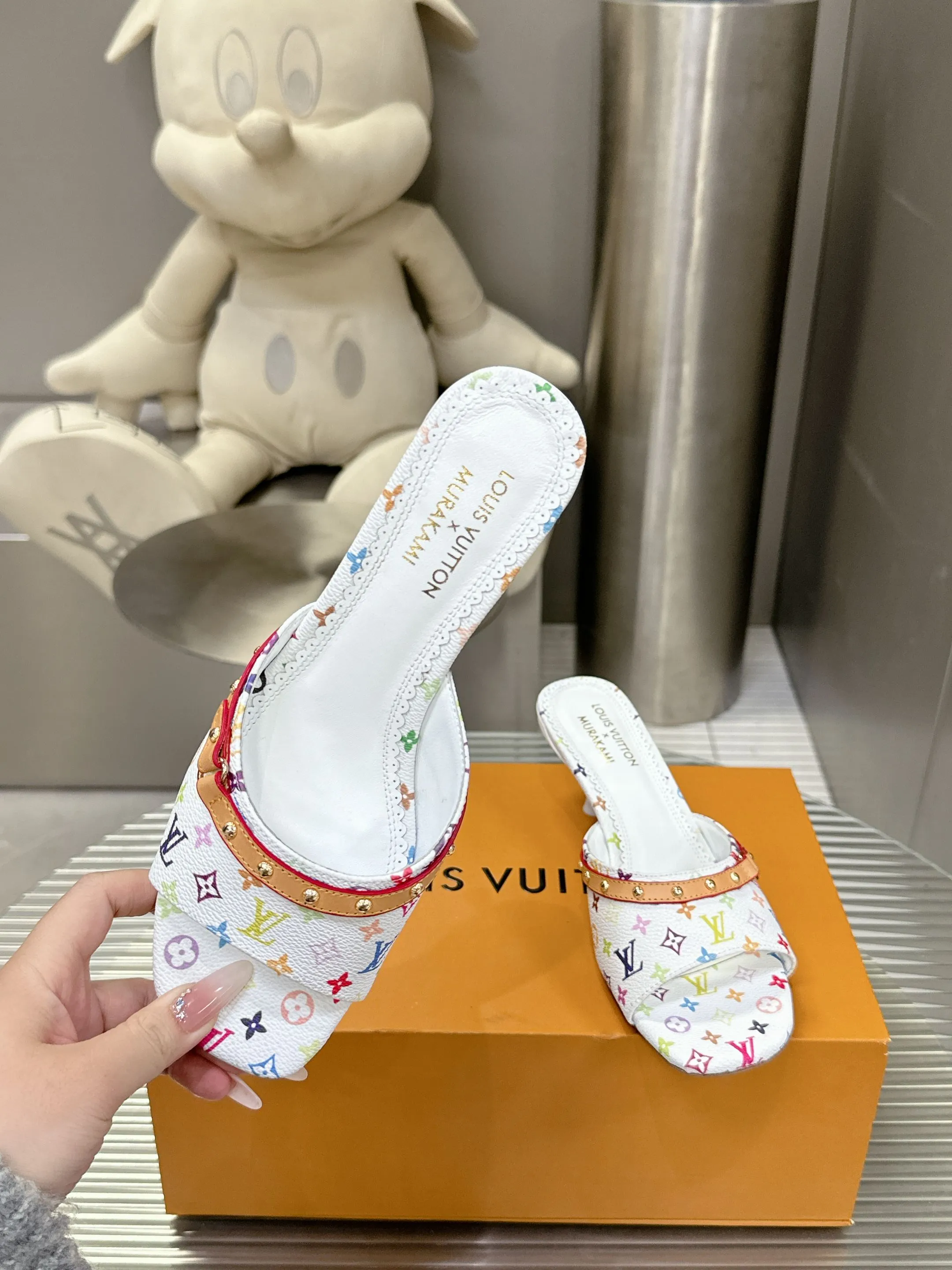 👟👟Ex-factory price 480👟👟 Cat heels 5.5Cmm [Genuine leather outsole] 𝐋𝐨𝐮𝐢𝐬 𝐕𝐮𝐢𝐭𝐭𝐨𝐧 24S spring and summer new denim denim cat heels series Lv presbyopia becomes more and more attractive the more you look at it Adding denim adds a bit more playfulness. It looks great when paired with shorts, short skirts and wide-leg trousers in summer. Kitten heels also have a certain height. A must-have for sisters in summer. Sizes 35-42